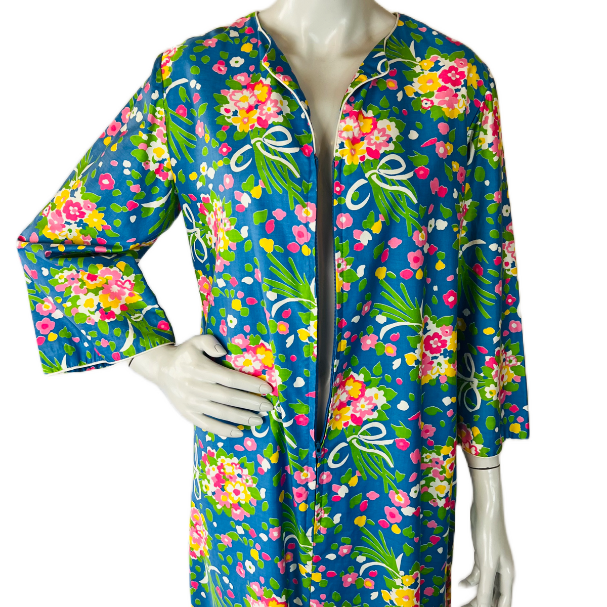 60s/70s Polished Cotton Flower Bouquet Print Zip Up Caftan — vintage 1960s Gerry caftan in white, blue